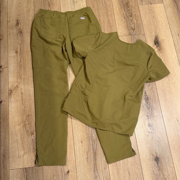 Figs Olive Green Scrub Set - Picture 2 of 4